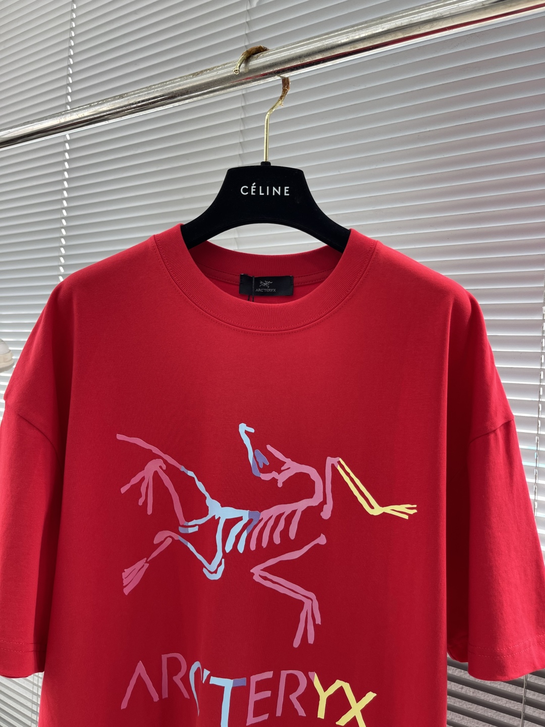 

-🐦   鸟家25SS新款潮牌T恤
小红书爆款推荐❤️风靡海外的运动品牌！胸前大面积炫彩渐变色彩鸟印