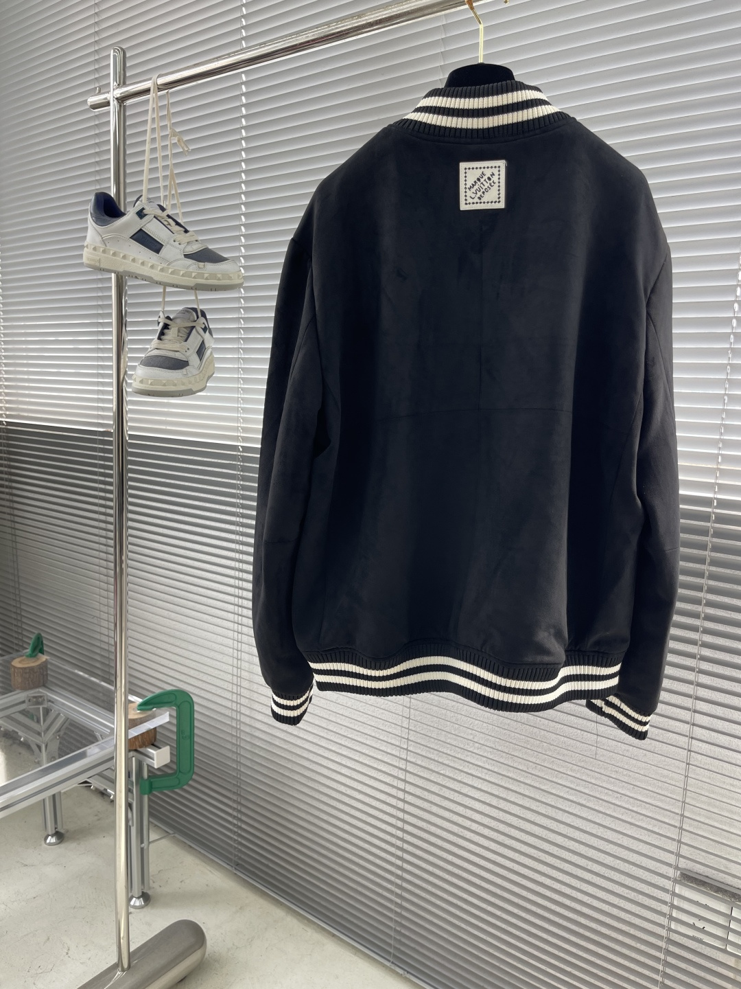 -驴牌 25FW水晶章仔麂皮棒球夹克原版45,100购入开发，选用进口绒面质感麂皮打造，整件衣服1.8k