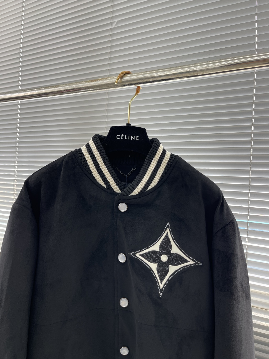 -驴牌 25FW水晶章仔麂皮棒球夹克原版45,100购入开发，选用进口绒面质感麂皮打造，整件衣服1.8k