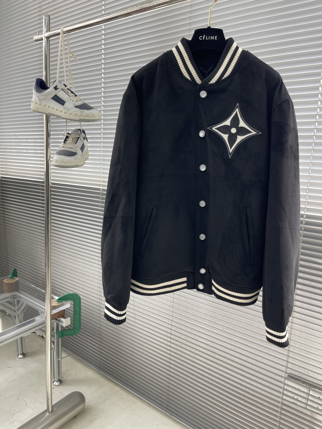 -驴牌 25FW水晶章仔麂皮棒球夹克原版45,100购入开发，选用进口绒面质感麂皮打造，整件衣服1.8k