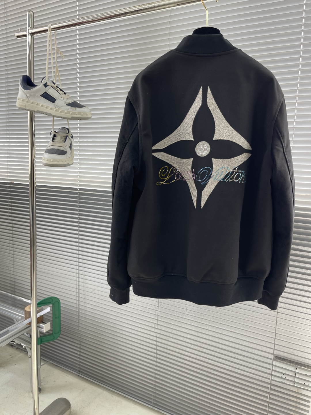 -驴牌 25ss四叶草彩钻烫钻棒球夹克原版42,000购入开发，定制羊毛混纺新疆长绒棉面料。领口螺纹采用