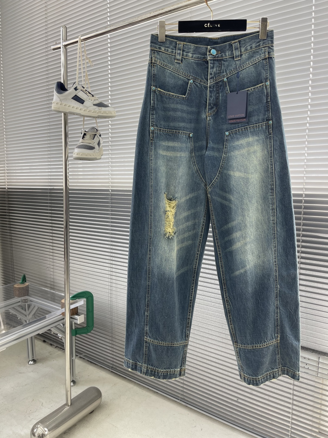 NO:723750,-Donkey brand turquoise jeans, custom-made Blue Jue close-woven cotton charm, as warm as cotton, comfortable and skin-friendly, with western-style yokes on the front and back to interpret the American western spirit conveyed by the autumn and winter fashion show. The 1V Saddle leather patch on the back pocket complements each other. The unique gradient interprets a new chapter in fashion, fashionable and casual high-street style, and is instantly at the forefront of fashion. It uses multiple horse sanders to rub sand in specific parts by using a high-pressure spray gun to achieve a local gradient effect, and then uses frosting technology.  Create a unique texture pattern. The workmanship is extremely complex, time-consuming and labor-intensive. It uses stone grinding and fermentation technology. It uses special pumice stones to rub irregularly with the denim clothing to show the washed effect. Then it uses biological principles to decompose the slurry on the denim to make the dye peel off to show a soft feel and increase its retro style. It uses multiple purely manual and complex processes. Positioning artificial grinding and sanding. Artificial creasing. Artificial flower tying. Manual whisking. Manual edge grinding. It is tedious and delicate.  Every step embodies the hard work and wisdom of the craftsmen. Size 30 32 34 36 Pants length 106 108 110 112 Waist 76808488 Hip 96100 104 108, Louis Vuitton-clothing, louis vuitton, louis vuitton, jeans,19860909-驴牌 绿松石牛仔裤 定制蓝爵密织棉韵 温润如棉 舒适贴肤 前后以西部风格育克 演绎 秋冬时装秀传递的美国西部精神 与后袋的1V Saddle 皮革贴饰相互映衬 独特渐变 演绎时尚新篇章 时髦休闲高街范 瞬间走在时尚前沿 采用多位马骝擦沙通过使用高压喷枪 在特定部位进行摩擦 达到局部渐变的效果 再通过磨砂技术 制造出独有纹理图案 做工极其复杂 耗时耗力 采用石磨酵么技术 利用特殊浮石与牛仔服装进行不规则摩擦 以呈现洗旧效果 再利用生物原理分解牛仔布上的浆料 使染料剥落 以呈现手感柔软增加其复古风格 采用多道纯人工手工复杂工序 定位人工磨破磨毛 人工压皱 人工扎花 手工擦猫须 人工磨边 繁琐而精细 每一步都凝聚了工匠们的心血和智慧 尺码 30 32 34 36 裤长106 108 110 112 腰围76808488 臀围96100 104 108,路易威登-服装,louis vuitton,louis vuitton,jeans,,Women's clothing