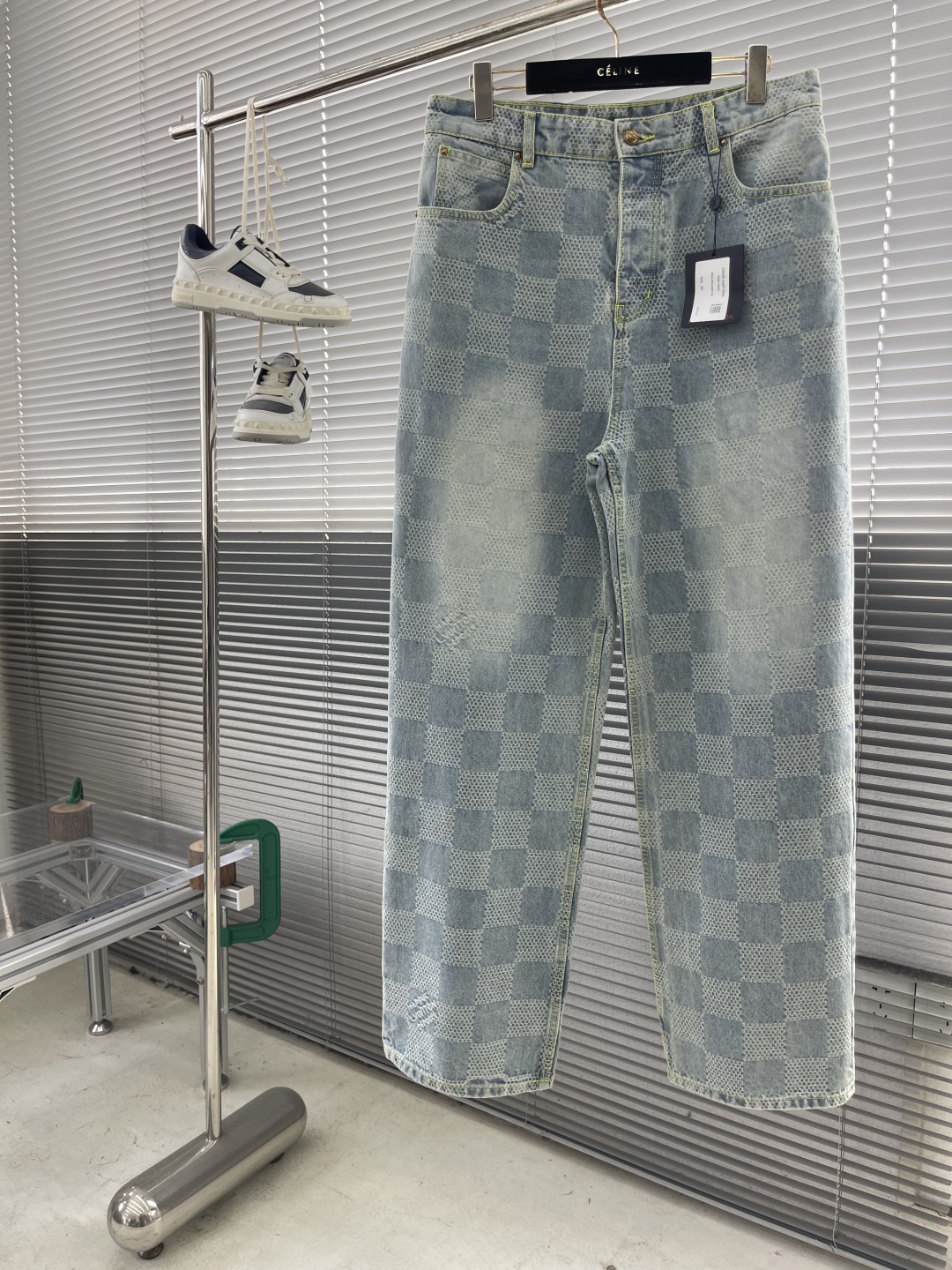P770 Jeans: Classic Grid Pattern with Three-D Pick-Up Techniques, Sand Washed for Vintage Look - 图片 1