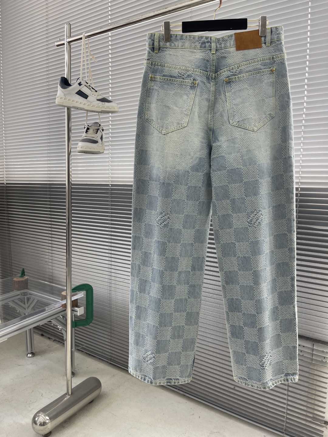P770 Jeans: Classic Grid Pattern with Three-D Pick-Up Techniques, Sand Washed for Vintage Look - 图片 2