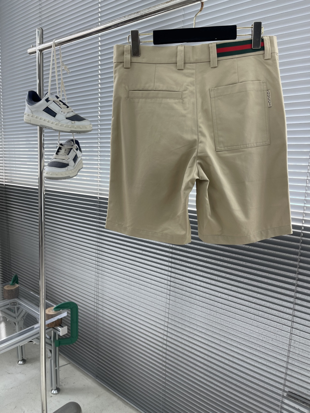 -GUCC 饰织带双层斜纹棉短裤这款单品出自Gucc Lido系列，设计灵感源自意大利海岸的夏日风情和海