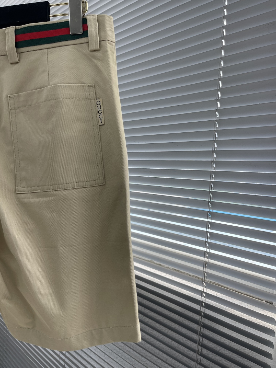 -GUCC 饰织带双层斜纹棉短裤这款单品出自Gucc Lido系列，设计灵感源自意大利海岸的夏日风情和海