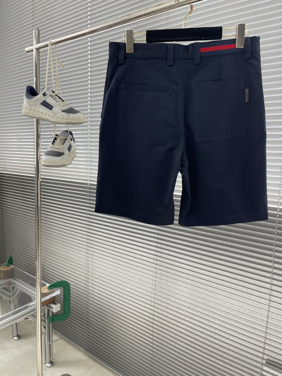 -GUCC 饰织带双层斜纹棉短裤这款单品出自Gucc Lido系列，设计灵感源自意大利海岸的夏日风情和海