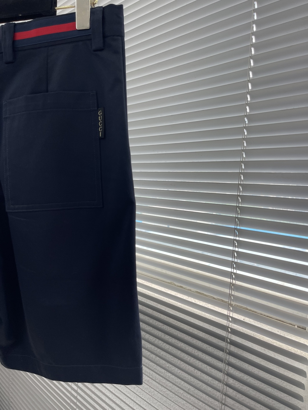 -GUCC 饰织带双层斜纹棉短裤这款单品出自Gucc Lido系列，设计灵感源自意大利海岸的夏日风情和海