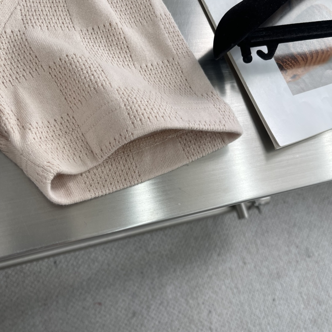 Stylish Cotton T-shirts with Floral Knitting and LV Embroidery for Summer Pool Casual Look - 图片 4