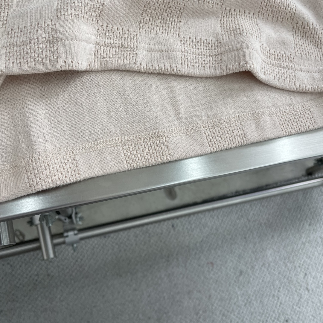 Stylish Cotton T-shirts with Floral Knitting and LV Embroidery for Summer Pool Casual Look - 图片 5