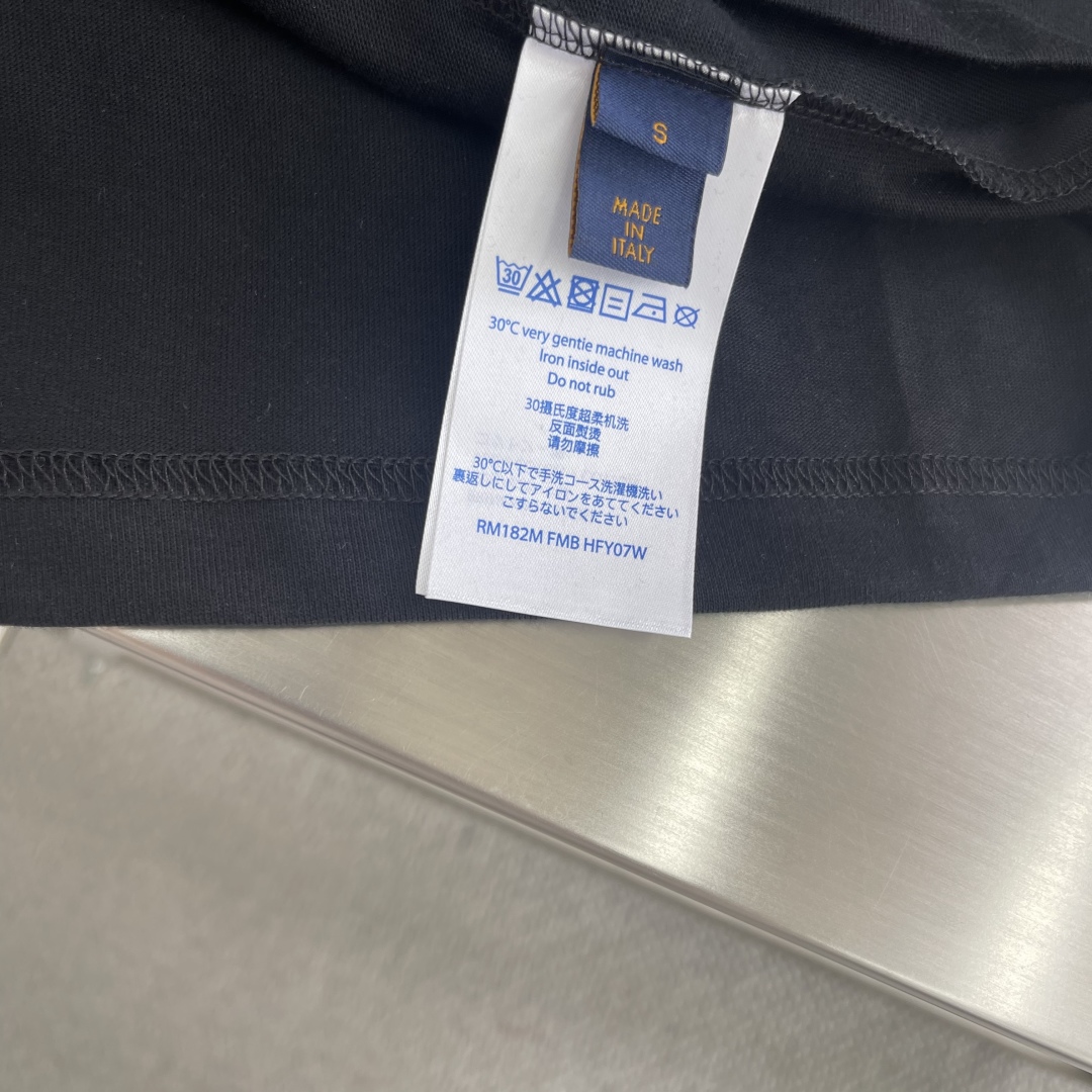 

-驴牌     25ss新款 T 恤为轻盈棉质针织注入拉菲草效果标识，令经典廓形焕发艺术气息。路易威