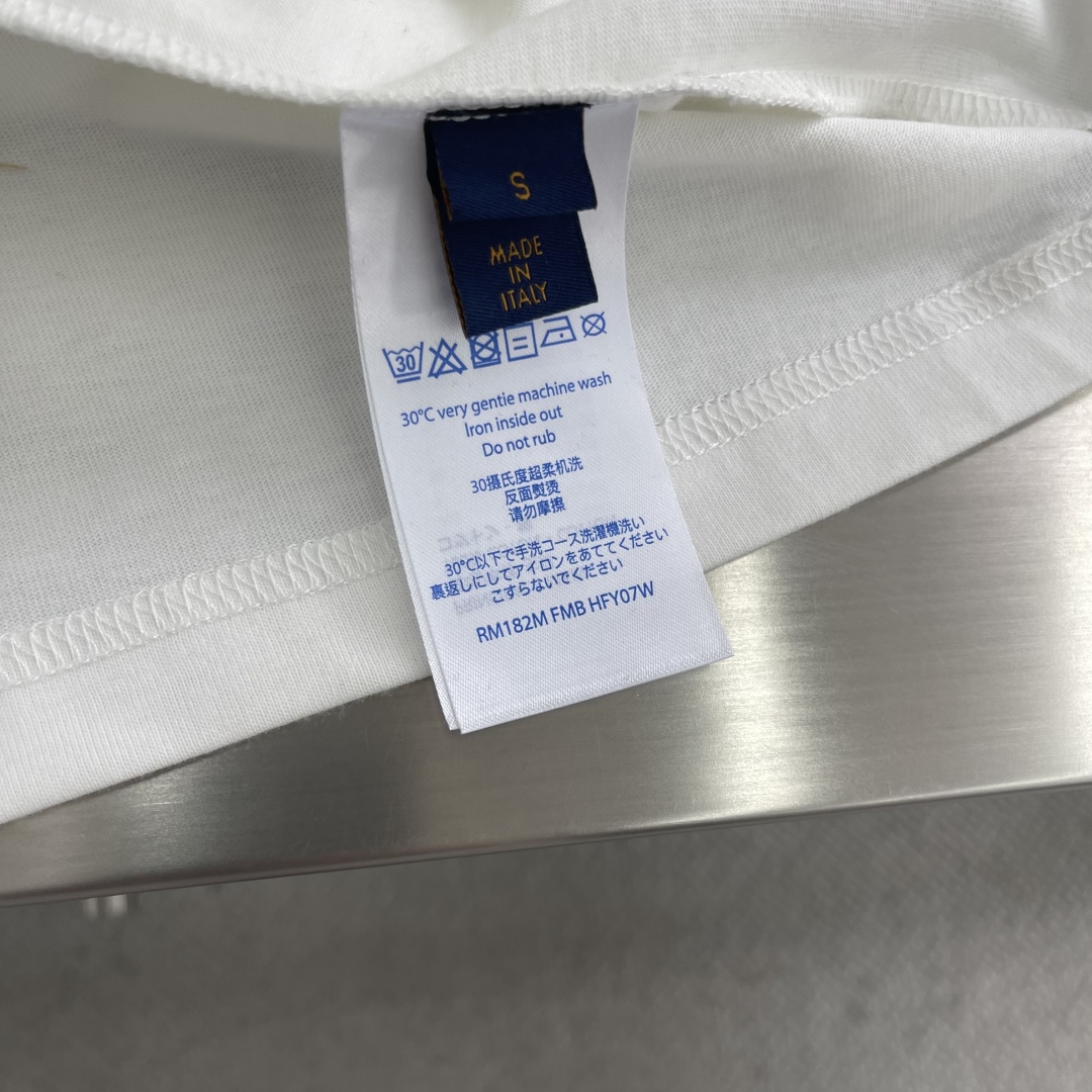 

-驴牌     25ss新款 T 恤为轻盈棉质针织注入拉菲草效果标识，令经典廓形焕发艺术气息。路易威