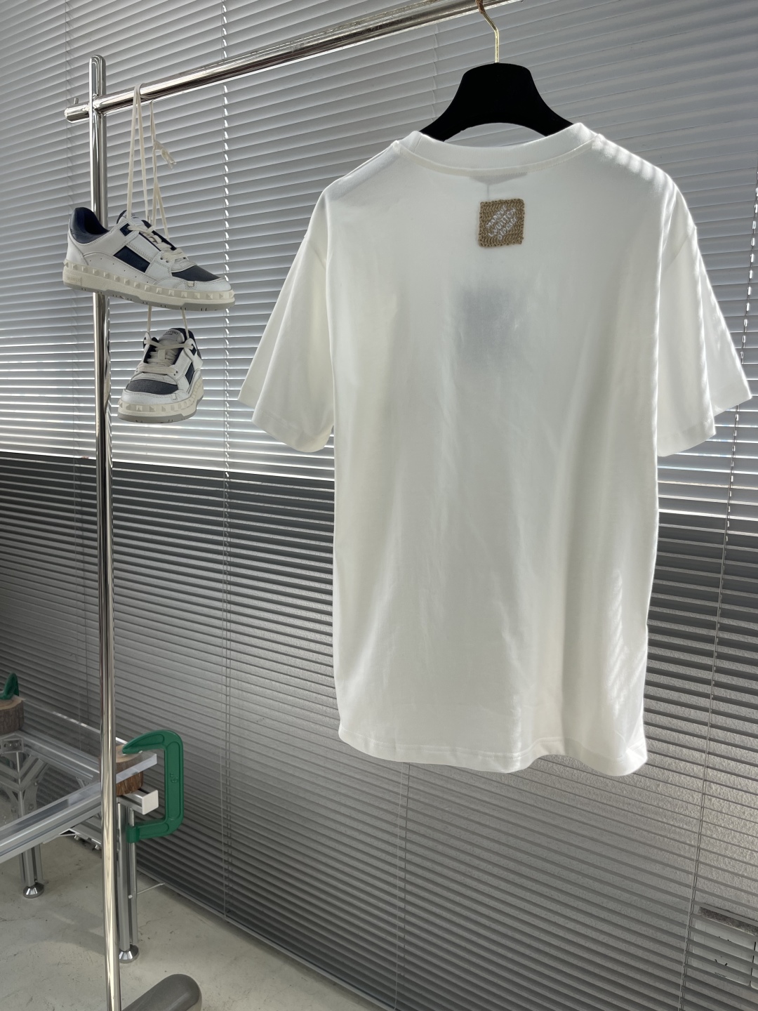 

-驴牌     25ss新款 T 恤为轻盈棉质针织注入拉菲草效果标识，令经典廓形焕发艺术气息。路易威