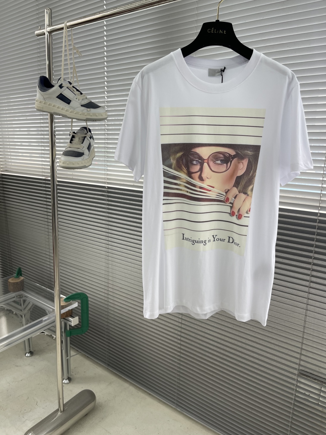 Dio Héritage T-shirt: 1980s-Inspired Men’s Fashion with Black Cotton and Striped Knitting
