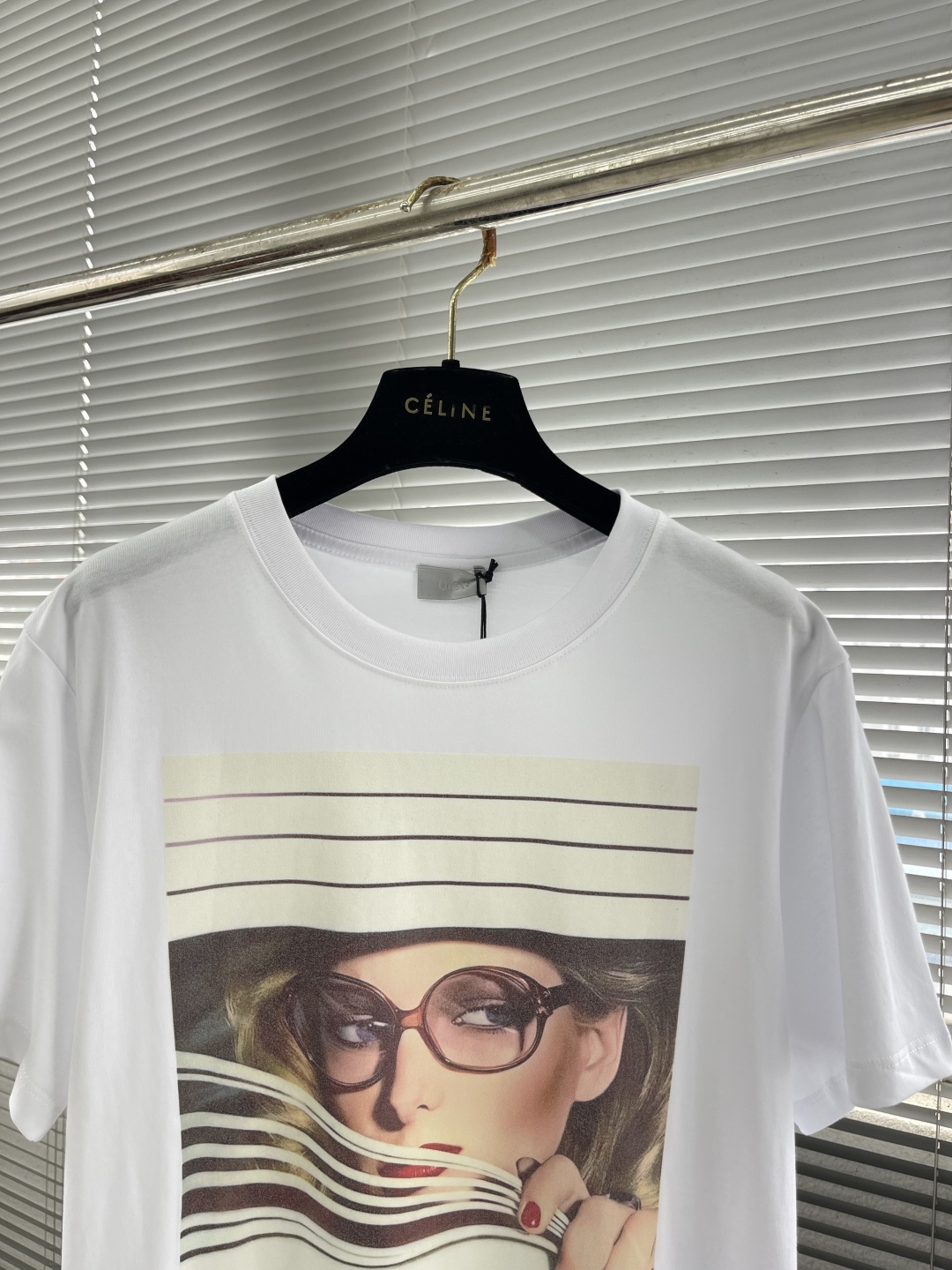 Dio Héritage T-shirt: 1980s-Inspired Men’s Fashion with Black Cotton and Striped Knitting - 图片 2