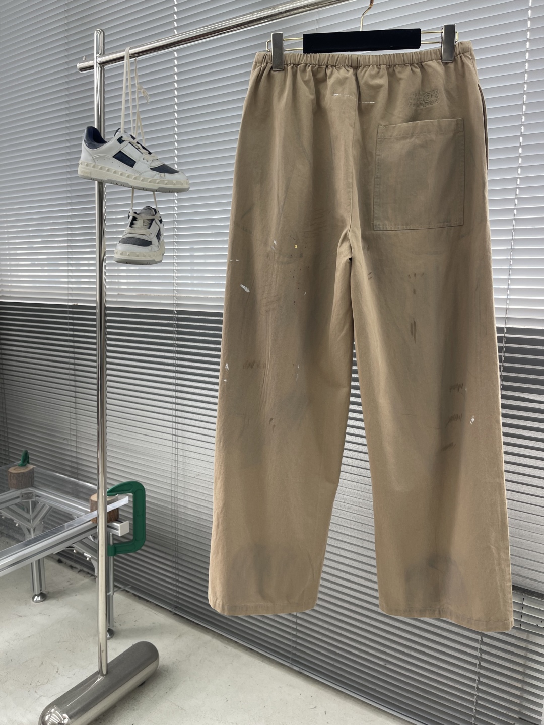 MM6 Marguerite Ink-Pants: Customized Cotton with Digital Embroidery and Unique Ink Paint Details. - 图片 2