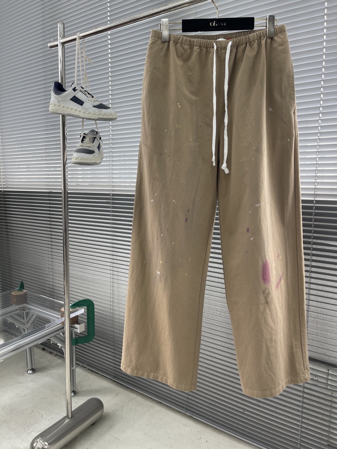 MM6 Marguerite Ink-Pants: Customized Cotton with Digital Embroidery and Unique Ink Paint Details. - 图片 1