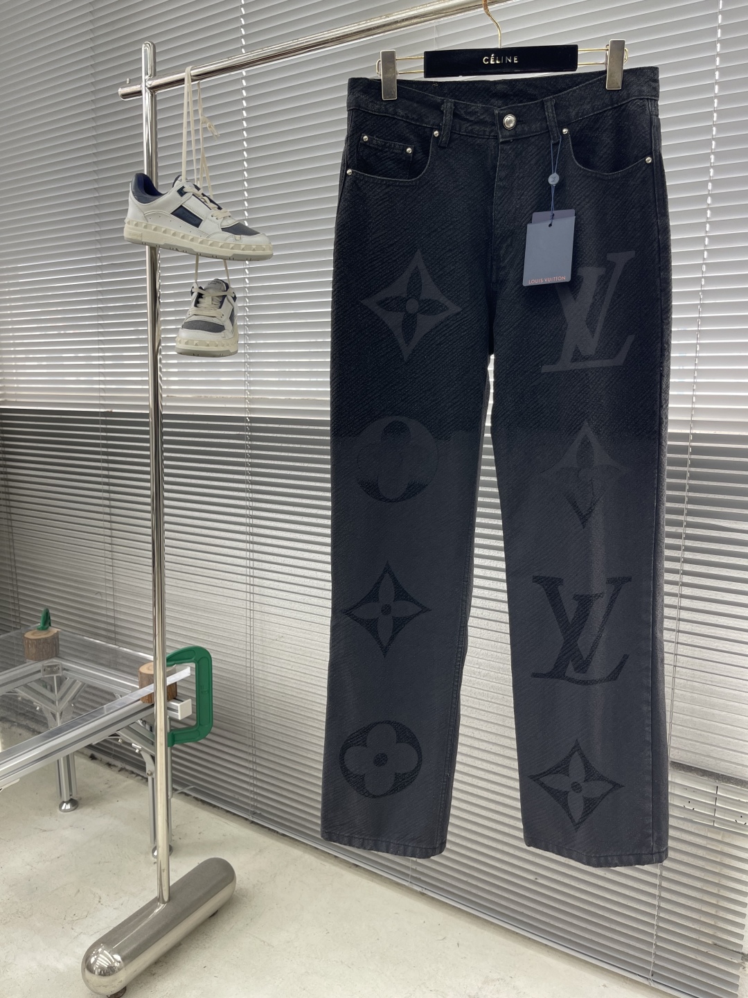 

-驴牌   渐变老花直筒牛仔裤
原版的18,700购入开发，定织denim 平织斜纹牛仔布面，面料吸