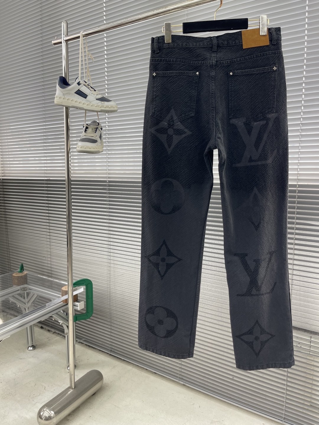 

-驴牌   渐变老花直筒牛仔裤
原版的18,700购入开发，定织denim 平织斜纹牛仔布面，面料吸