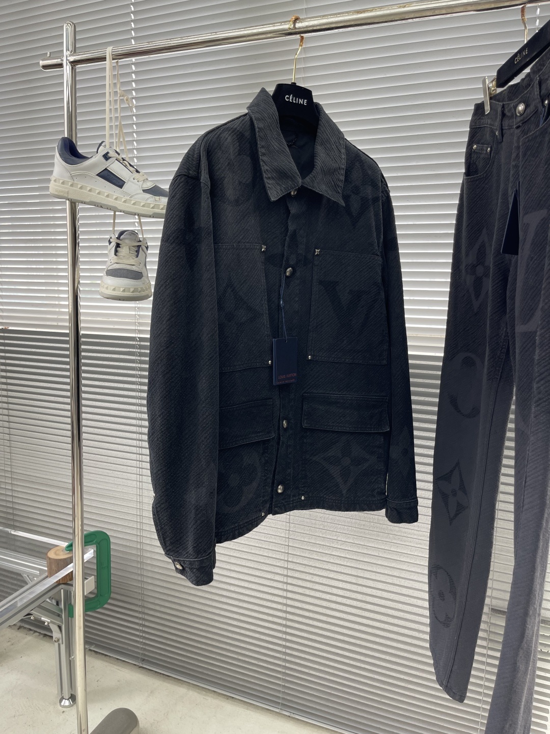 -驴牌 暗纹烧花牛仔外套
原18,700购入,定织平织斜纹牛仔布面,面料吸汗透气,图案采用激光