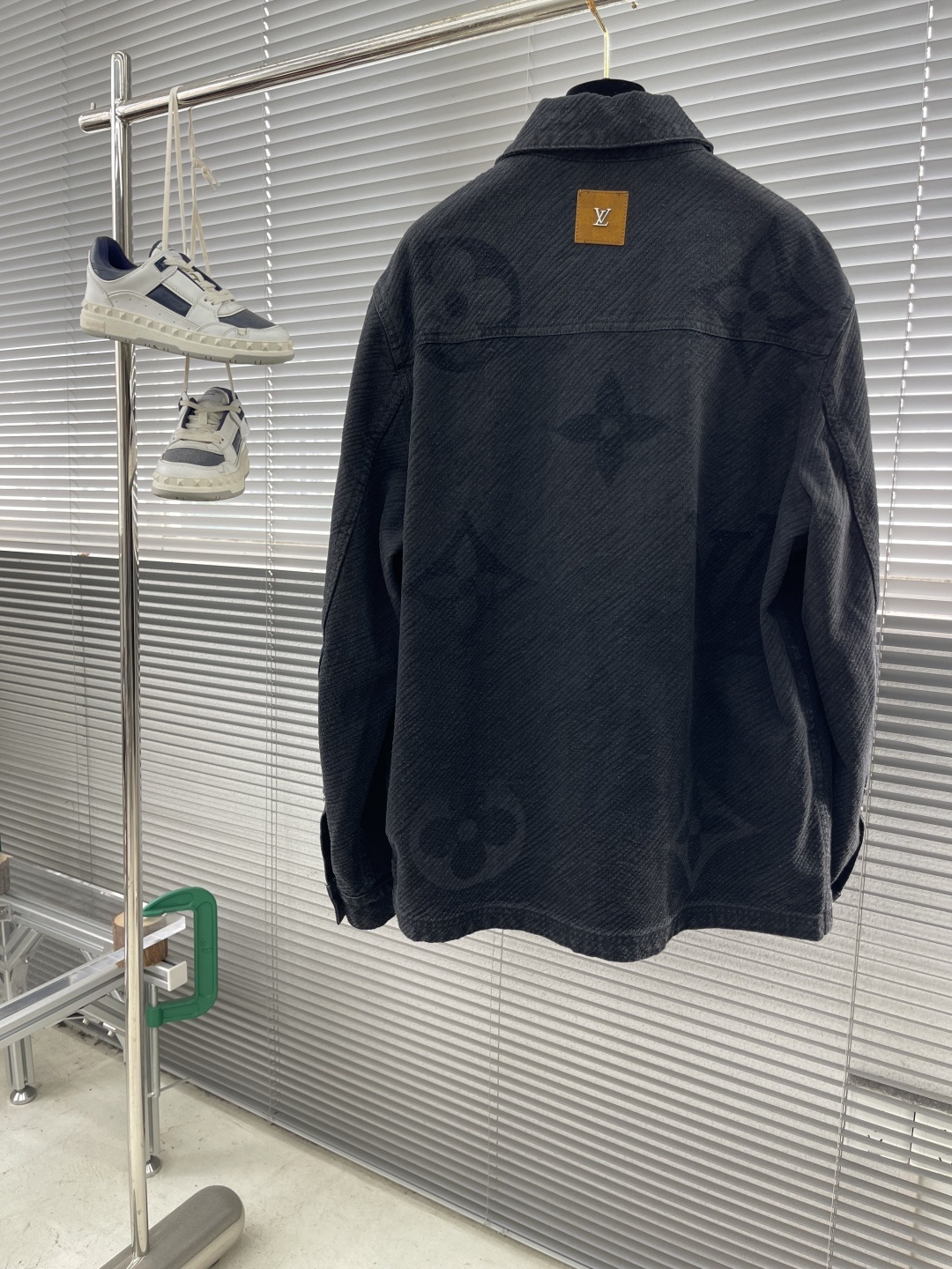 -驴牌 暗纹烧花牛仔外套
原18,700购入,定织平织斜纹牛仔布面,面料吸汗透气,图案采用激光