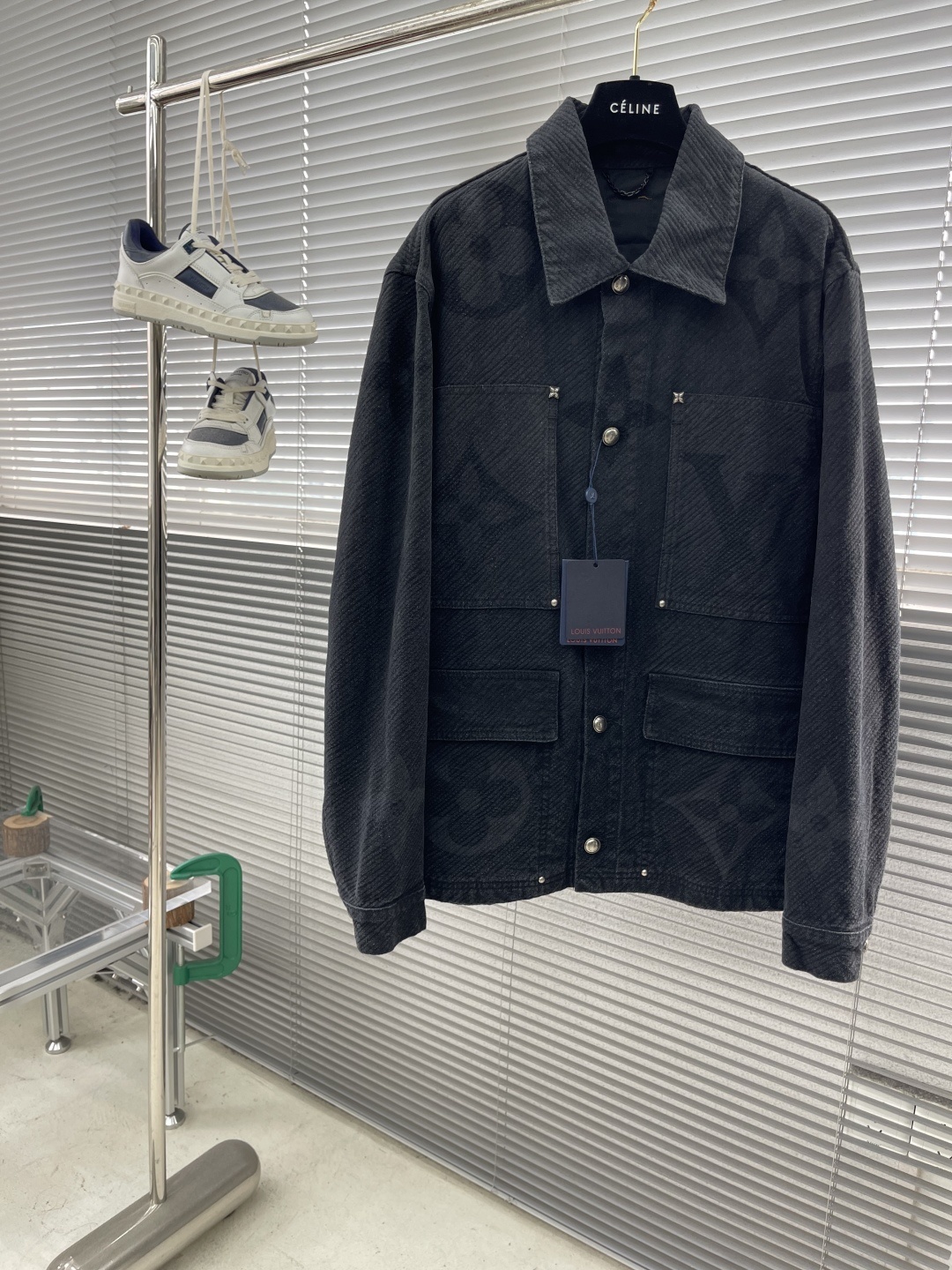 -驴牌 暗纹烧花牛仔外套
原18,700购入,定织平织斜纹牛仔布面,面料吸汗透气,图案采用激光