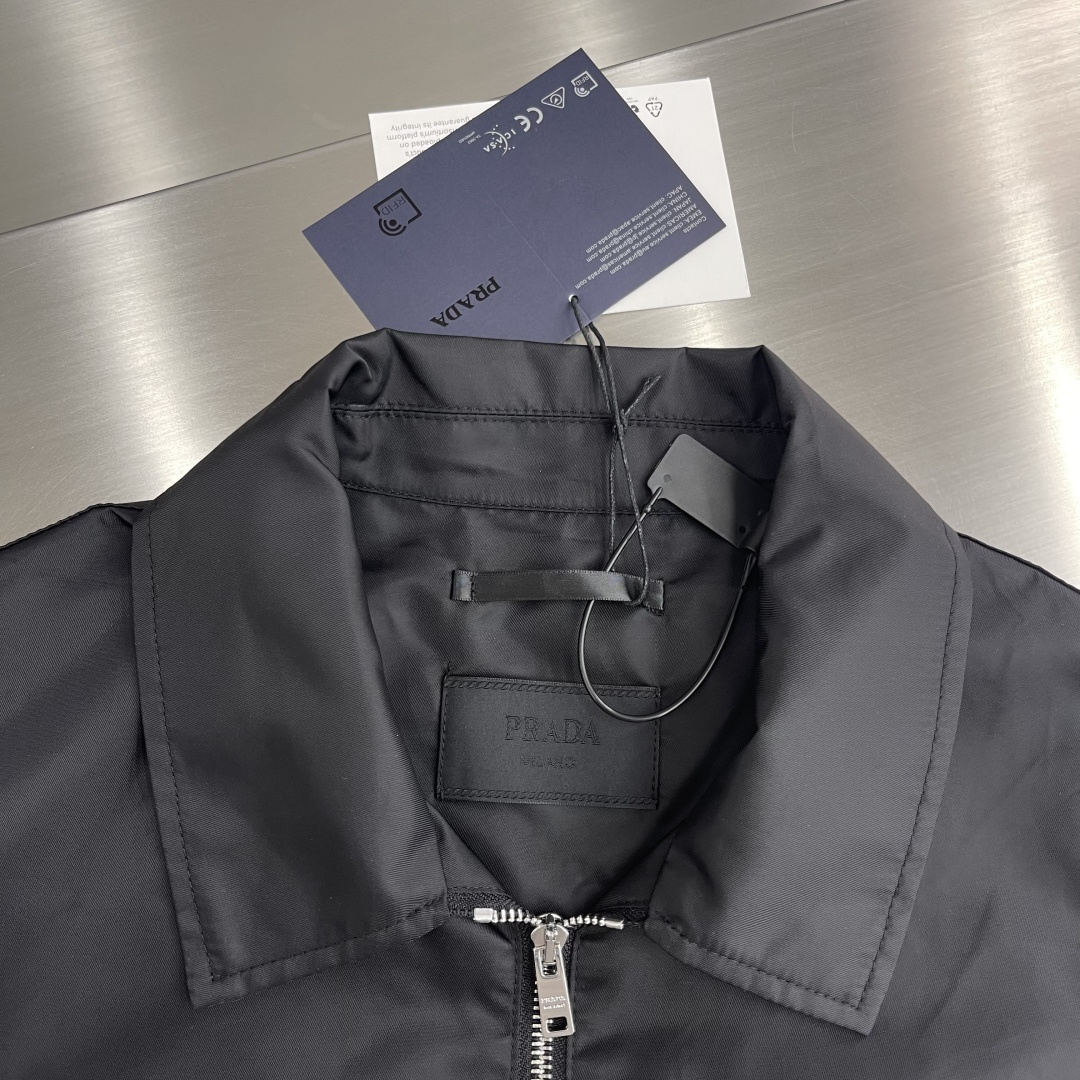 

-PRAD   尼龙口袋拉链夹克衬衫
采用100%尼龙面料，该款面料做了过胶工艺，过胶后的成衣效果可