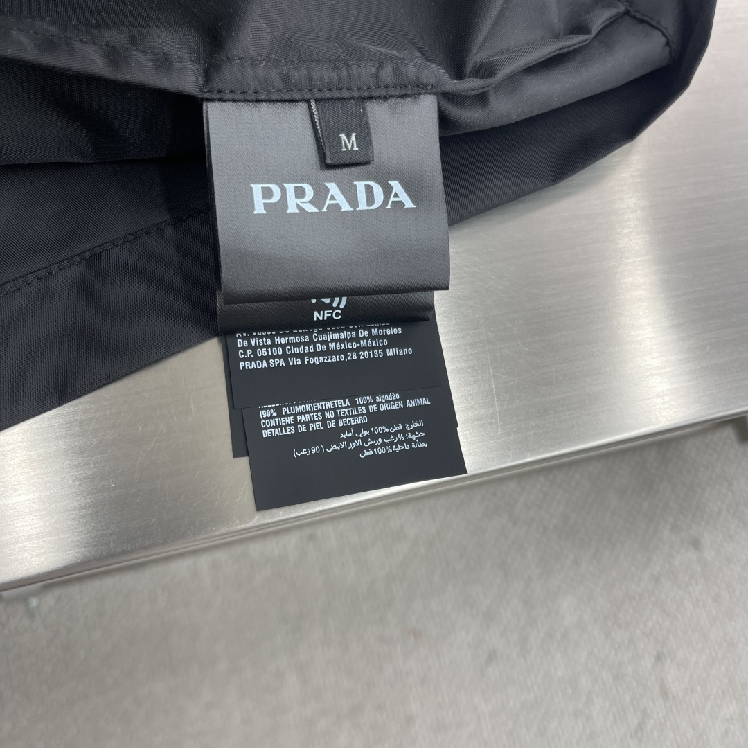

-PRAD   尼龙口袋拉链夹克衬衫
采用100%尼龙面料，该款面料做了过胶工艺，过胶后的成衣效果可