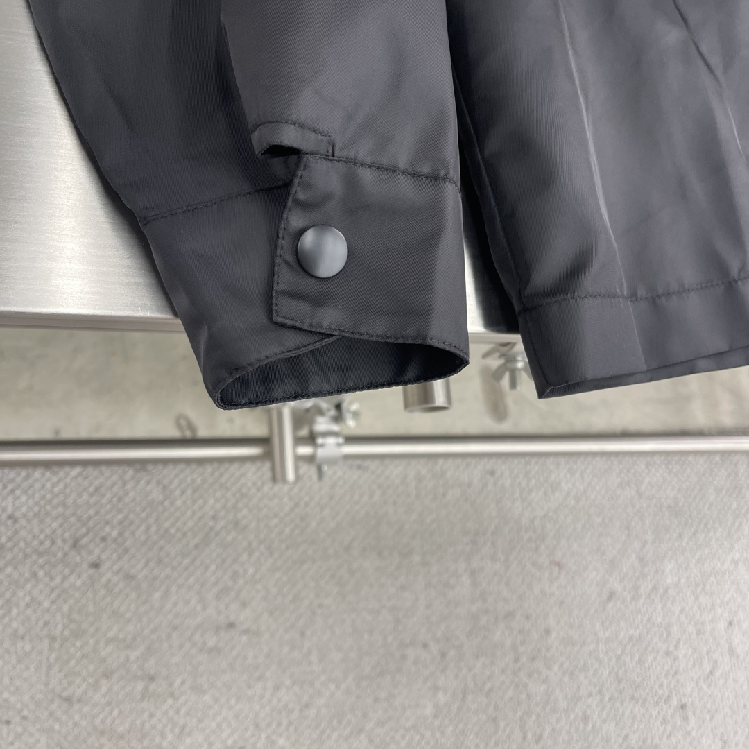 

-PRAD   尼龙口袋拉链夹克衬衫
采用100%尼龙面料，该款面料做了过胶工艺，过胶后的成衣效果可