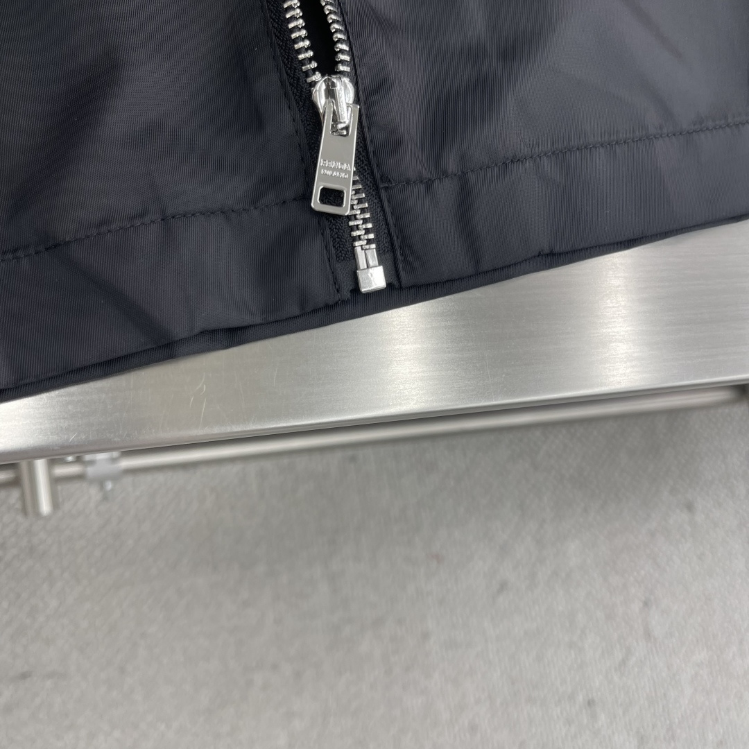 

-PRAD   尼龙口袋拉链夹克衬衫
采用100%尼龙面料，该款面料做了过胶工艺，过胶后的成衣效果可