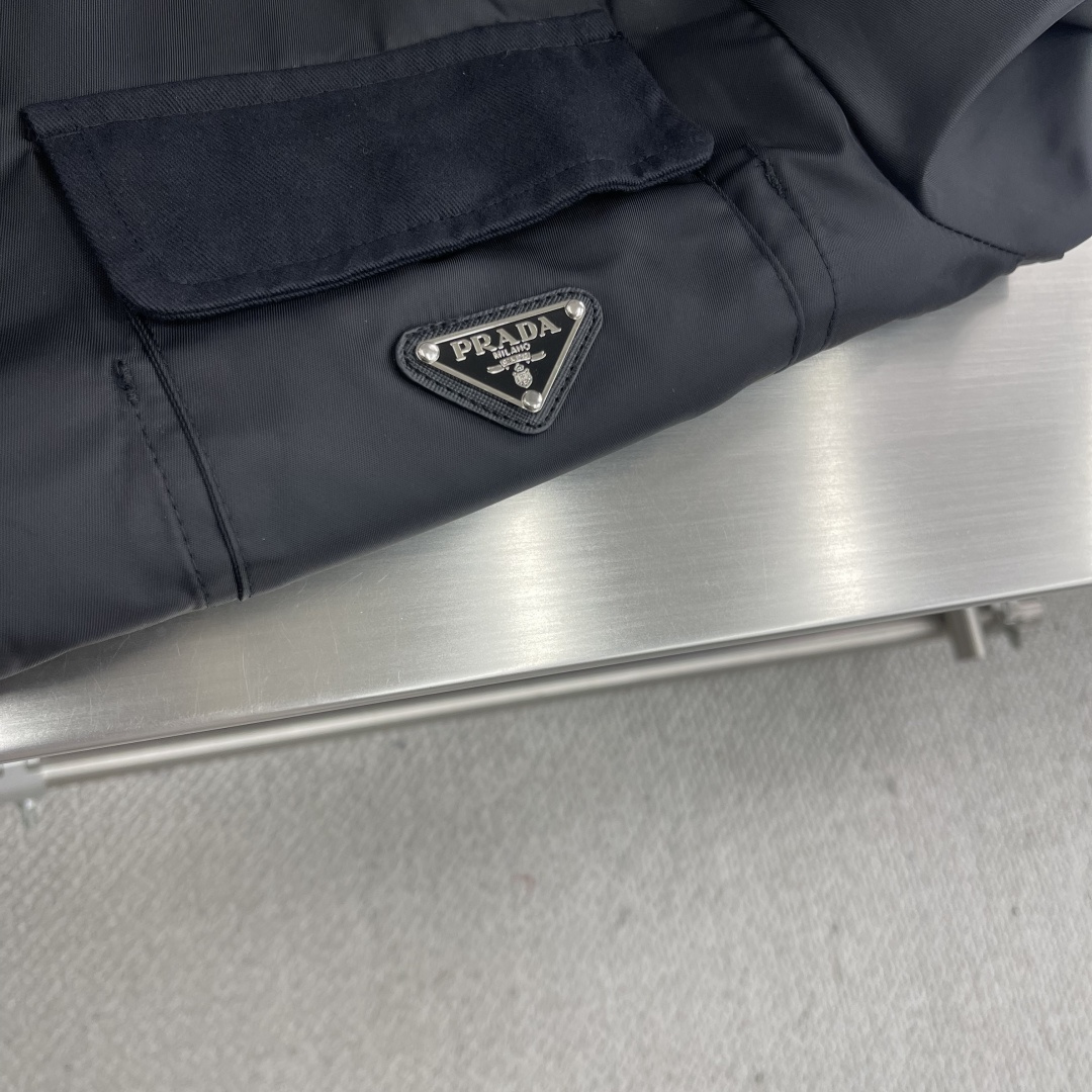 

-PRAD   尼龙口袋拉链夹克衬衫
采用100%尼龙面料，该款面料做了过胶工艺，过胶后的成衣效果可