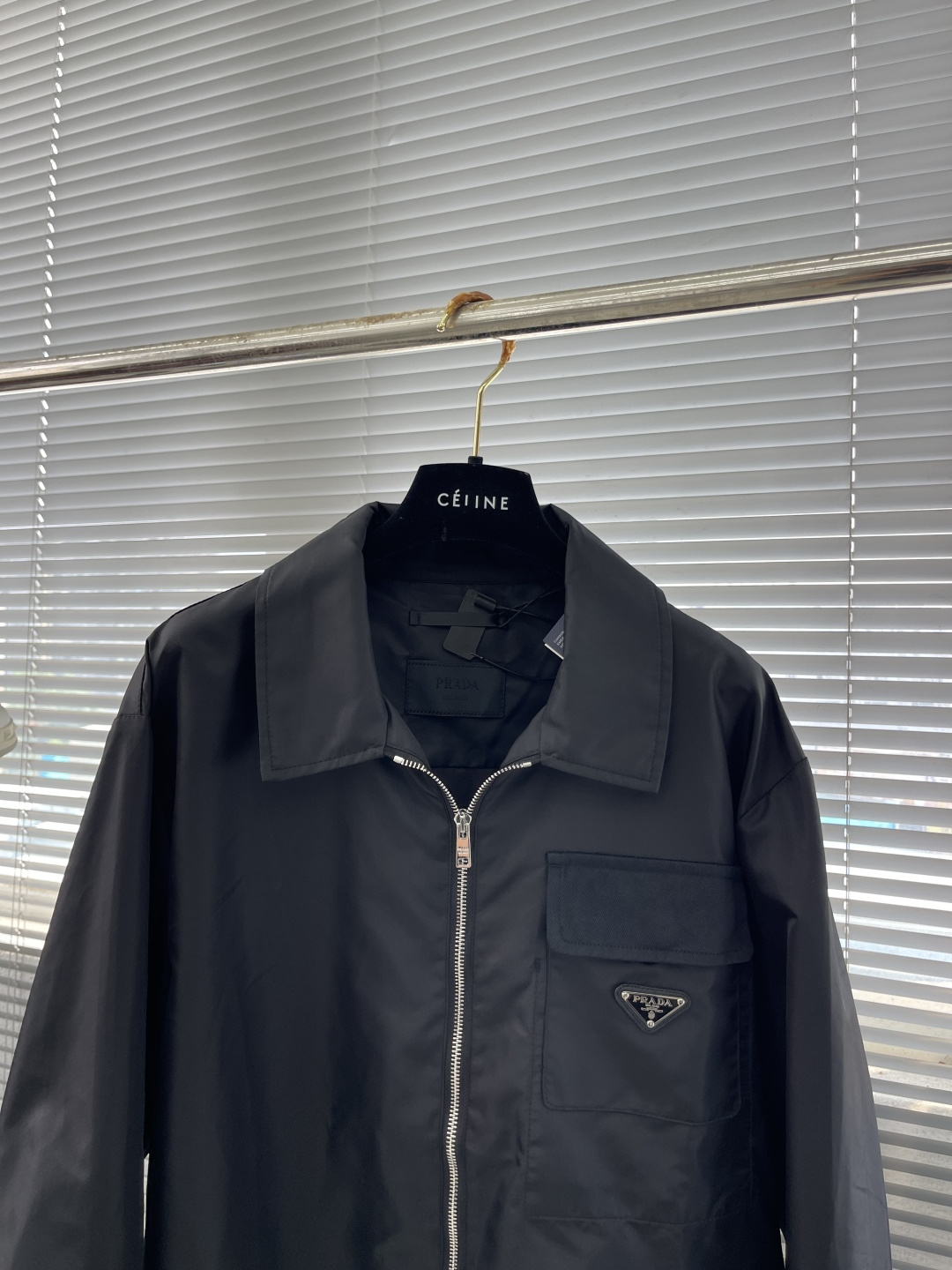 

-PRAD   尼龙口袋拉链夹克衬衫
采用100%尼龙面料，该款面料做了过胶工艺，过胶后的成衣效果可