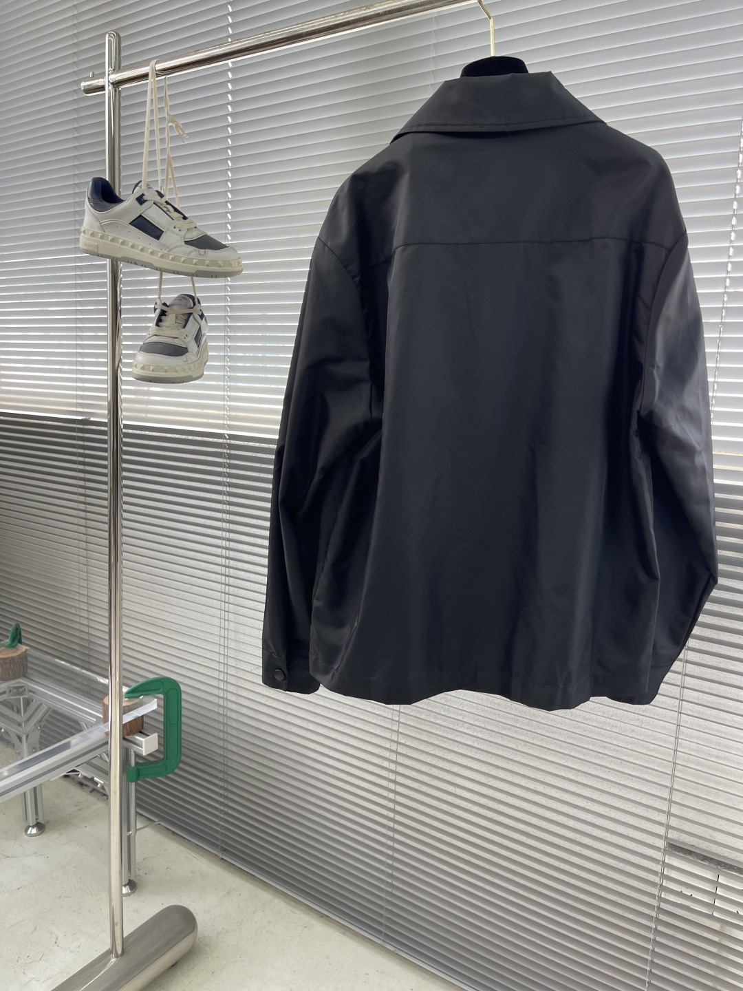 

-PRAD   尼龙口袋拉链夹克衬衫
采用100%尼龙面料，该款面料做了过胶工艺，过胶后的成衣效果可