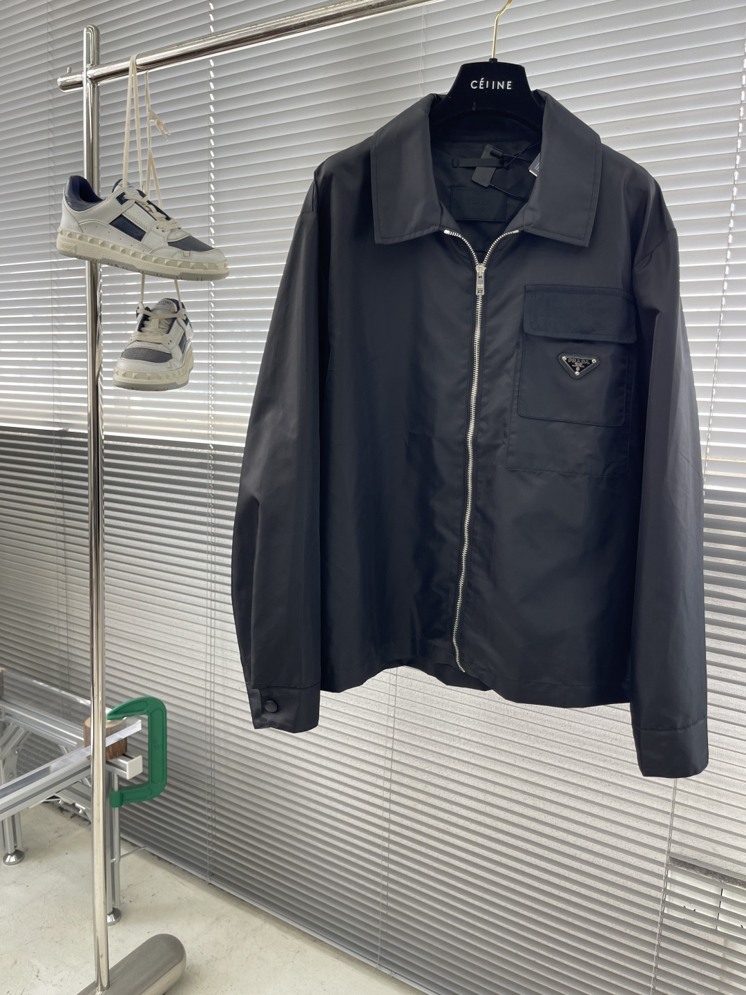 

-PRAD   尼龙口袋拉链夹克衬衫
采用100%尼龙面料，该款面料做了过胶工艺，过胶后的成衣效果可