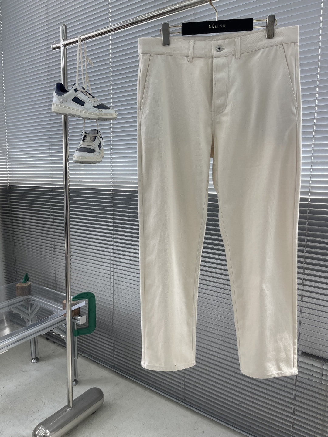 NO:743585,The highest version on the market, the girl inspects the goods, trims the three marks on the threads, and delivers the goods. You can send pictures and videos. If you want quality and service, please add me on WeChat. We will not accept urgent orders. - BBR's new off-white jeans. These jeans are made of beaded sail fabric, with clear lines, wide and stylish. The back pockets are decorated with BBR's exclusive horse embroidery process, and the access control metal button design. The whole style has clear lines, wide and stylish, novel and unique style!  Size 44 46 48 50 52 54 Pants length 100.5 102 103.5 105 106.5 108 Waist 798387919599 Hips 99103 107 111 115 119, Burberry-clothing, jeans,19860909市面最高版本小妹验货、修剪线头上三标、发货可发图及拍视频,要品质要服务的加我微信,不接急单. -BBR新款米白色牛仔裤 这款牛仔裤采用珠帆面料制作而成,纹路清晰,挺阔有型,后口袋处饰有BBR独家术马刺绣工艺,门禁金属纽扣设计,整款纹路清晰,挺阔有型,款式新颖别致！ 码数44 46 48 50 52 54 裤长100.5 102 103.5 105 106.5 108 腰围798387919599 臀围99103 107 111 115 119,博柏利-服装,jeans,,Women's clothing