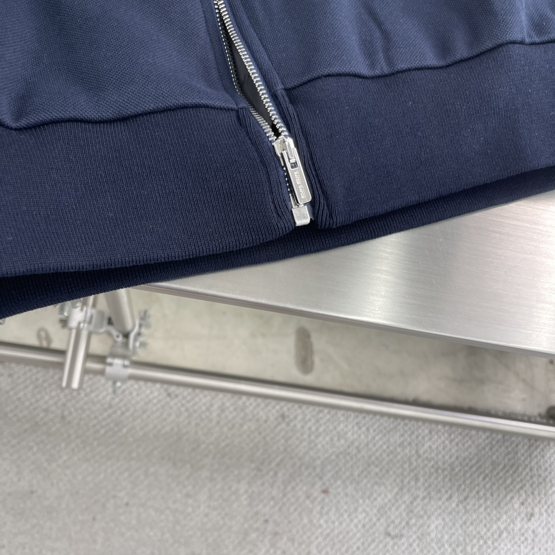 -MiuMiu 复合珠地翻领拉链外套采用260克双纯棉珠地复合面料，底部采用26支超爽棉复合打底。两种面