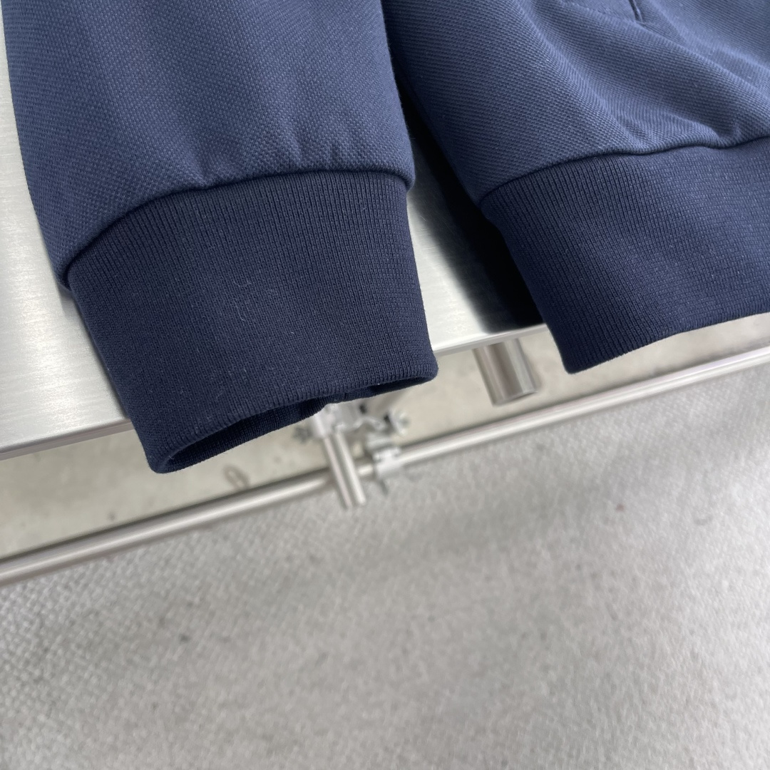 -MiuMiu 复合珠地翻领拉链外套采用260克双纯棉珠地复合面料，底部采用26支超爽棉复合打底。两种面