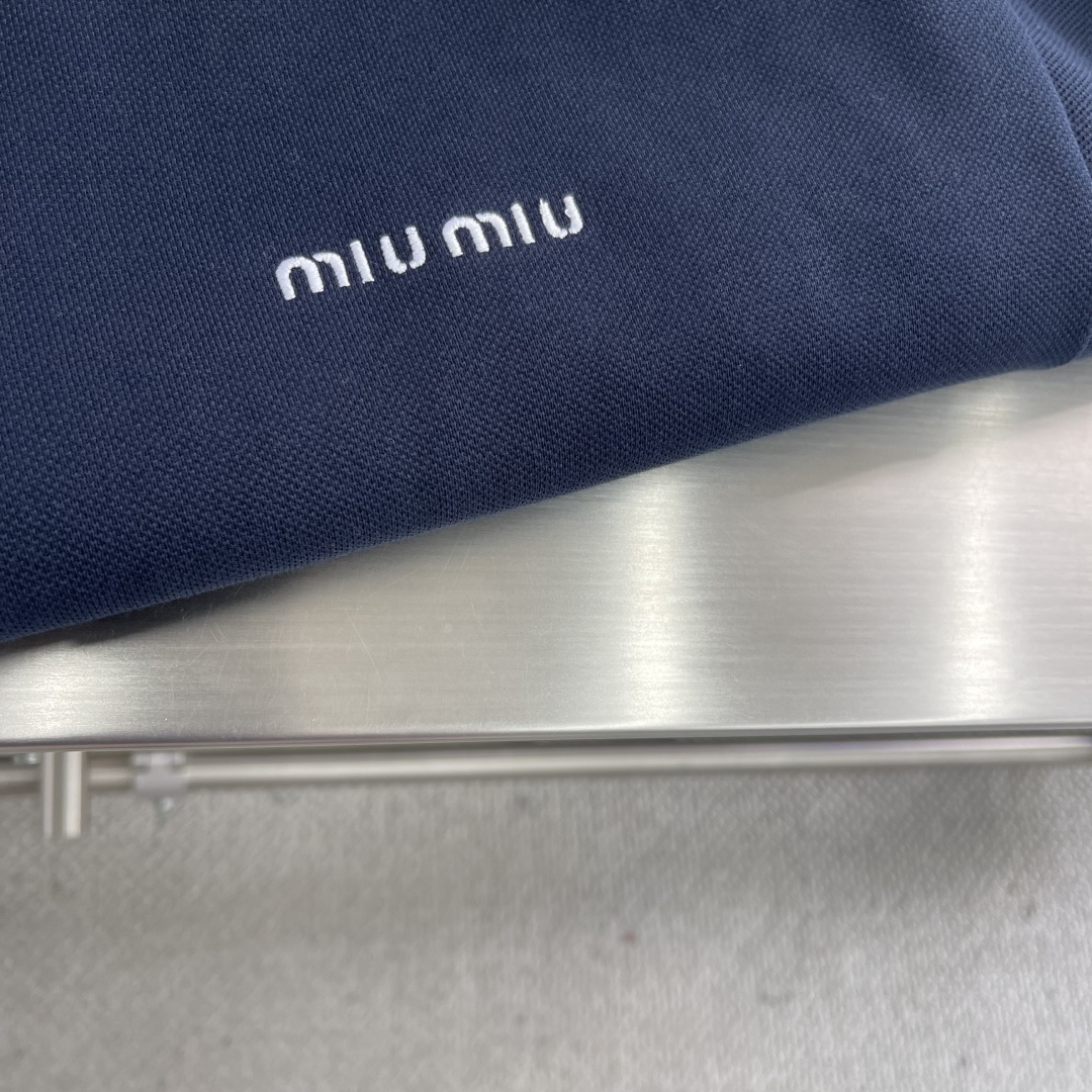 -MiuMiu 复合珠地翻领拉链外套采用260克双纯棉珠地复合面料，底部采用26支超爽棉复合打底。两种面