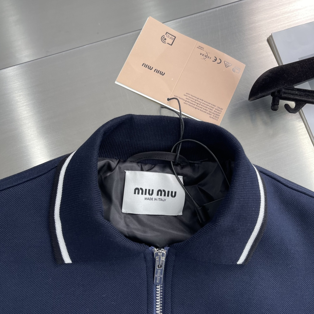 -MiuMiu 复合珠地翻领拉链外套采用260克双纯棉珠地复合面料，底部采用26支超爽棉复合打底。两种面
