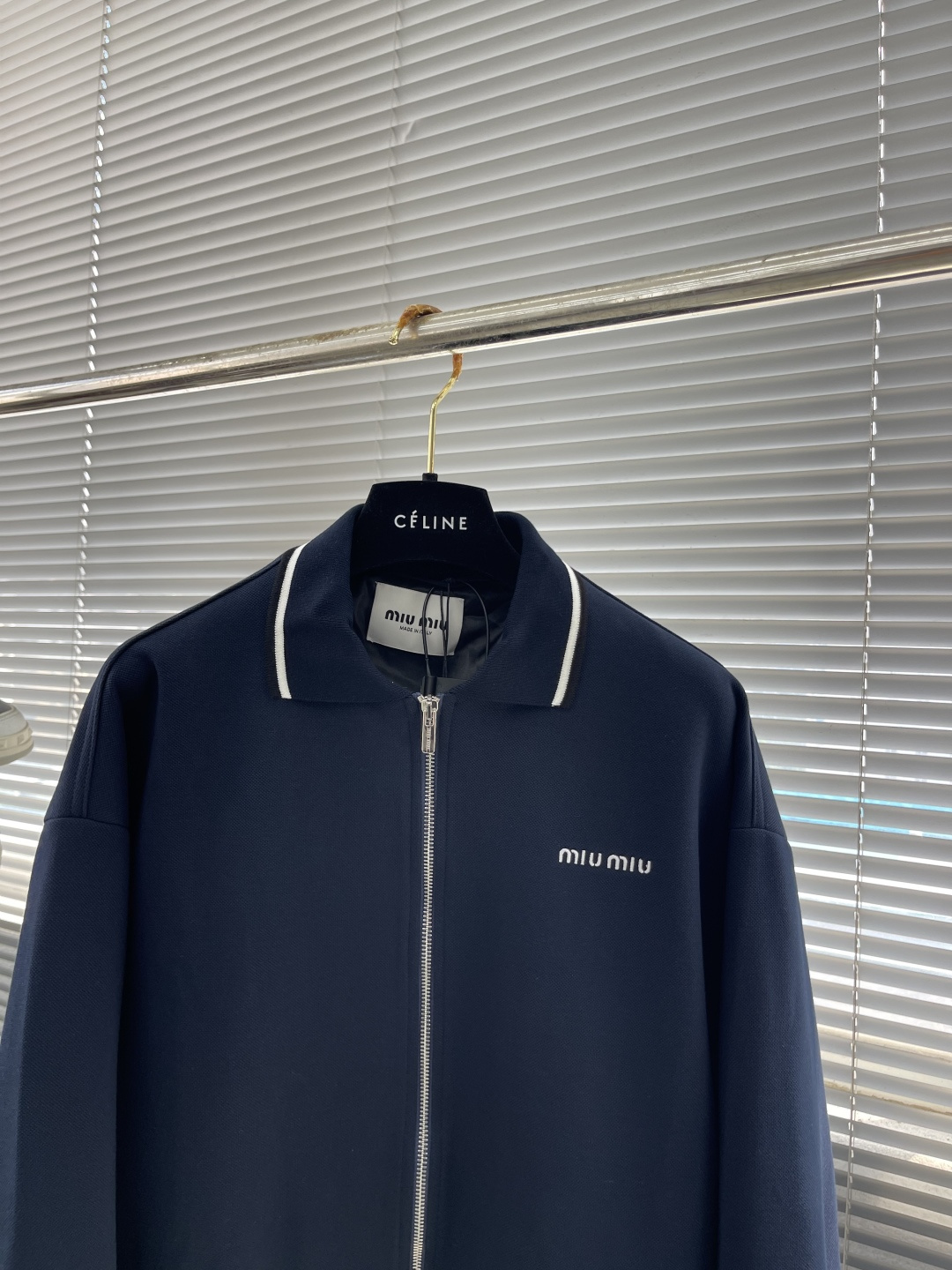 -MiuMiu 复合珠地翻领拉链外套采用260克双纯棉珠地复合面料，底部采用26支超爽棉复合打底。两种面