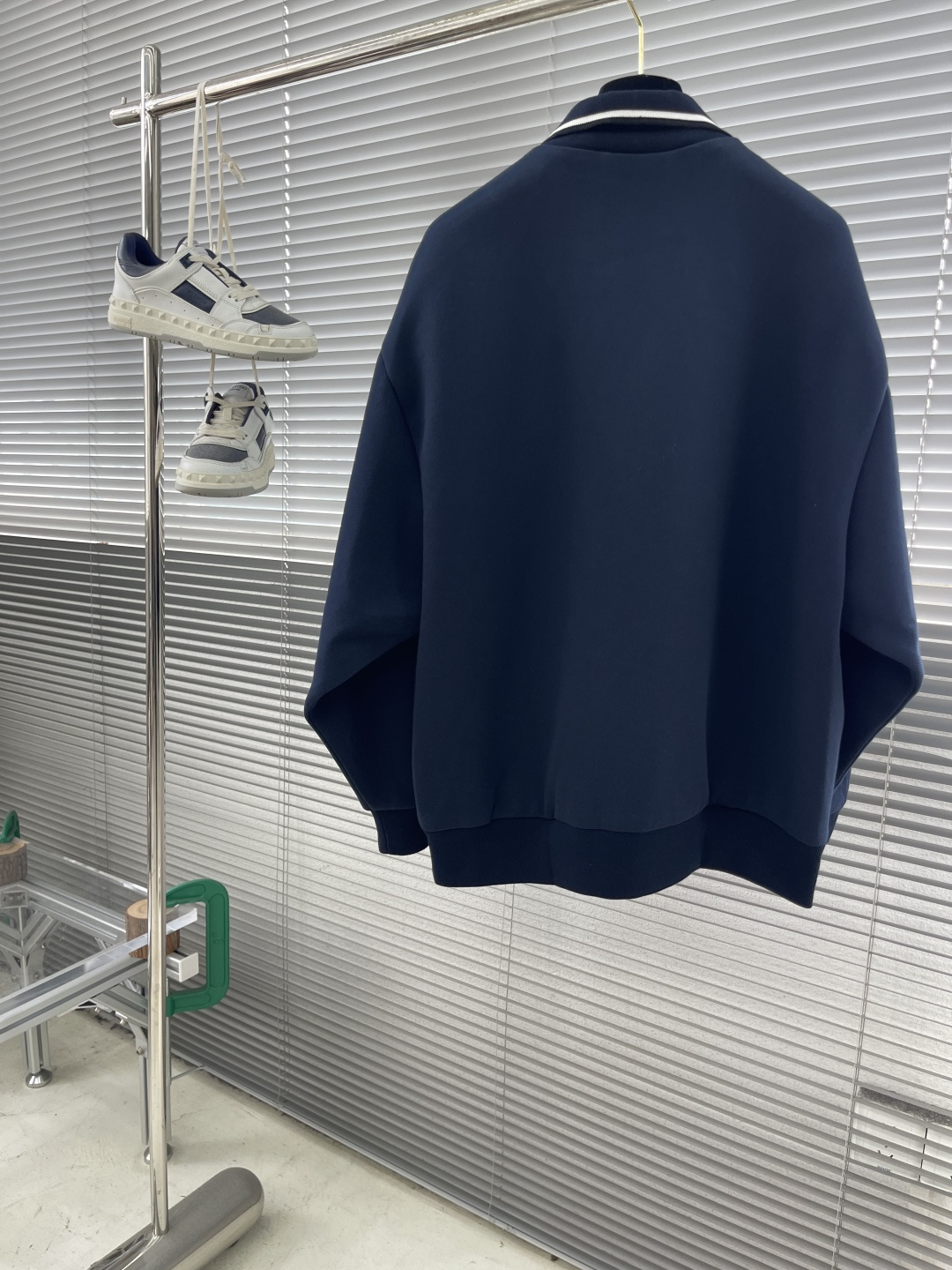 -MiuMiu 复合珠地翻领拉链外套采用260克双纯棉珠地复合面料，底部采用26支超爽棉复合打底。两种面