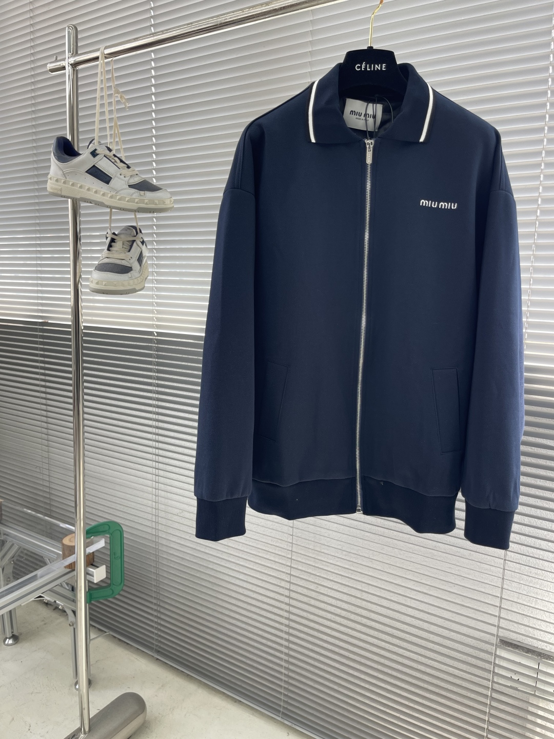 -MiuMiu 复合珠地翻领拉链外套采用260克双纯棉珠地复合面料，底部采用26支超爽棉复合打底。两种面