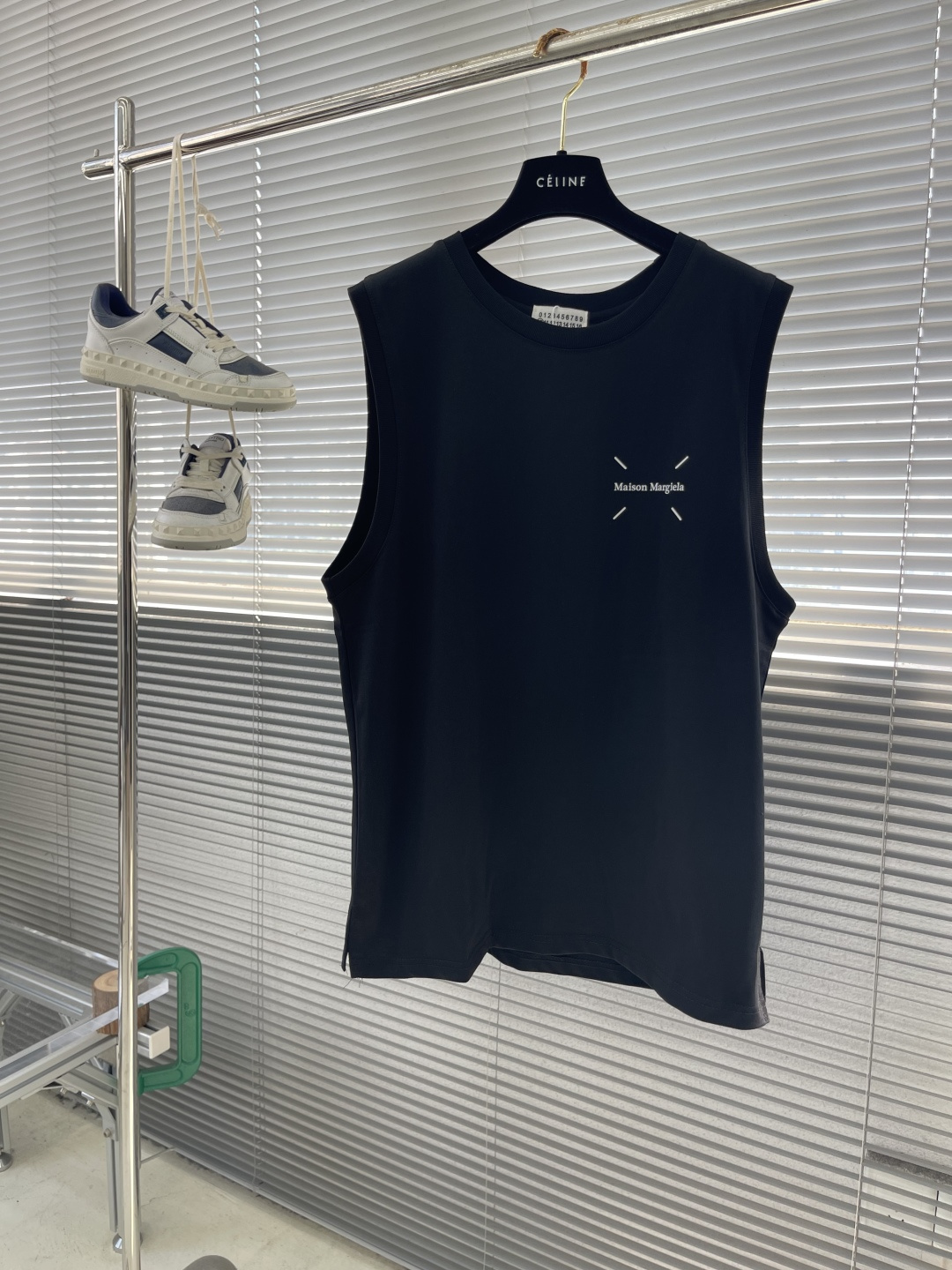 NO:952803,(XL/1) -MM6 Margiela 25ss new vest T-shirt. The fabric is made of high-quality pure cotton fabric. It is soft and breathable while retaining the original support. Imported machine printing technology is used on the front and back to restore the color of the pattern itself. Code size M-3XL, masion margiela, masion margiela, tees, t-shirt,19860909（XL/1） -MM6 马吉拉 25ss新款背心T恤 面料采用优质纯棉面料 柔软透气的同时保留原有的支持性 前后采用进口机印工艺 还原图案本身的色彩 码数M-3XL,,masion margiela,masion margiela,tees，t-shirt,,Men's clothing