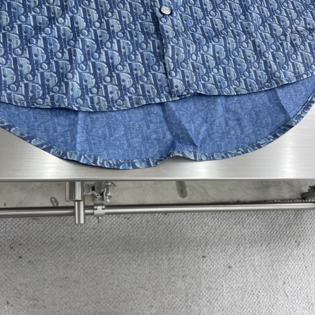 -Dio Oblique 满印短袖衬衫定制云锦柔棉交织料 质感十足 舒适贴肤 以深邃蓝调为画布 挥洒标志