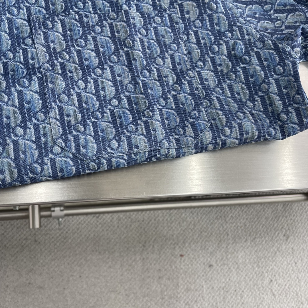 -Dio Oblique 满印短袖衬衫定制云锦柔棉交织料 质感十足 舒适贴肤 以深邃蓝调为画布 挥洒标志