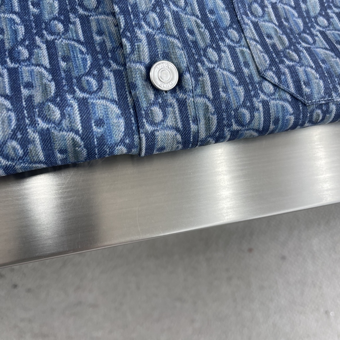 -Dio Oblique 满印短袖衬衫定制云锦柔棉交织料 质感十足 舒适贴肤 以深邃蓝调为画布 挥洒标志