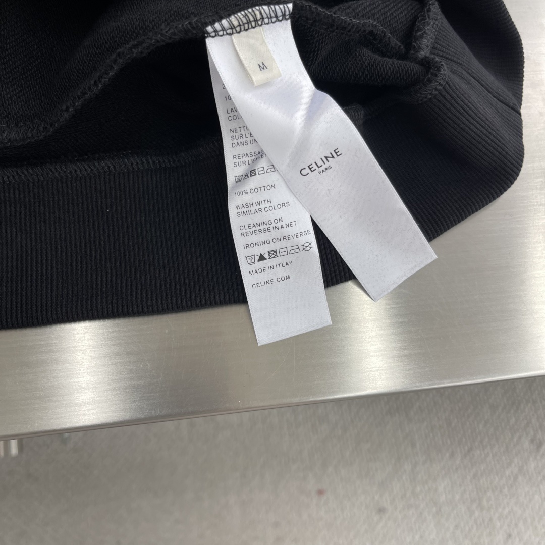 -Celin 凯旋门刺绣卫衣
定制全棉臻柔活性墨韵卫衣料 手感柔软 舒适亲肤 以一抹深邃黑幕为底