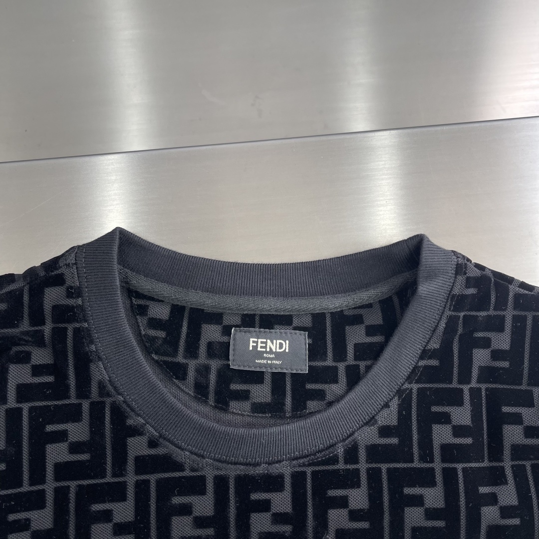 -FEND 黑色珠地植绒卫衣
定制黑曜石双珠地棉缎 质感十足 舒适贴肤 同色异调FF的植绒图案与黑