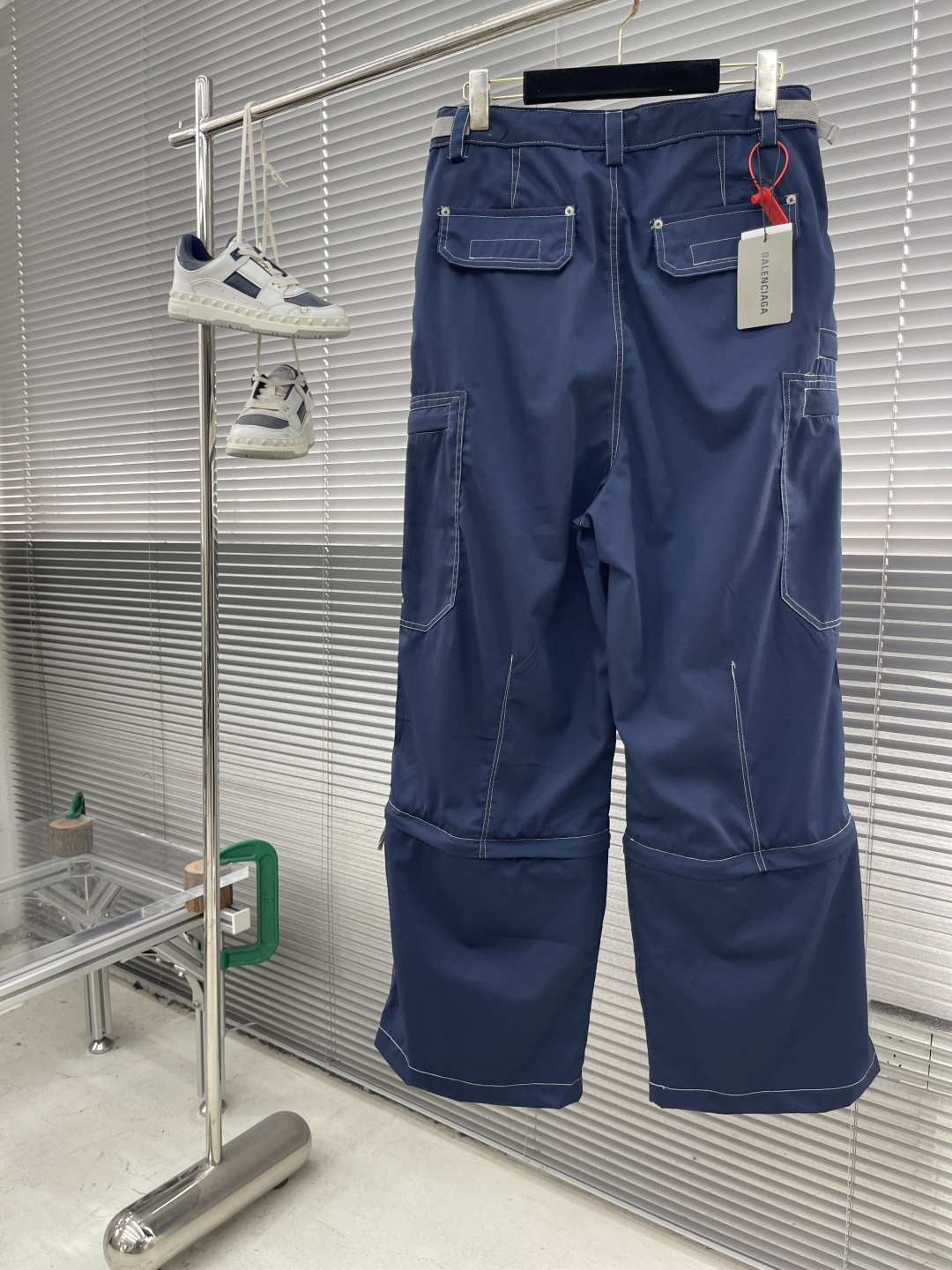 -Balenciag 刺绣多功能工装裤定制海韵儒蓝棉混斜纹绸料 卓越质感 舒适贴肤 深海之韵 型格独蕴 