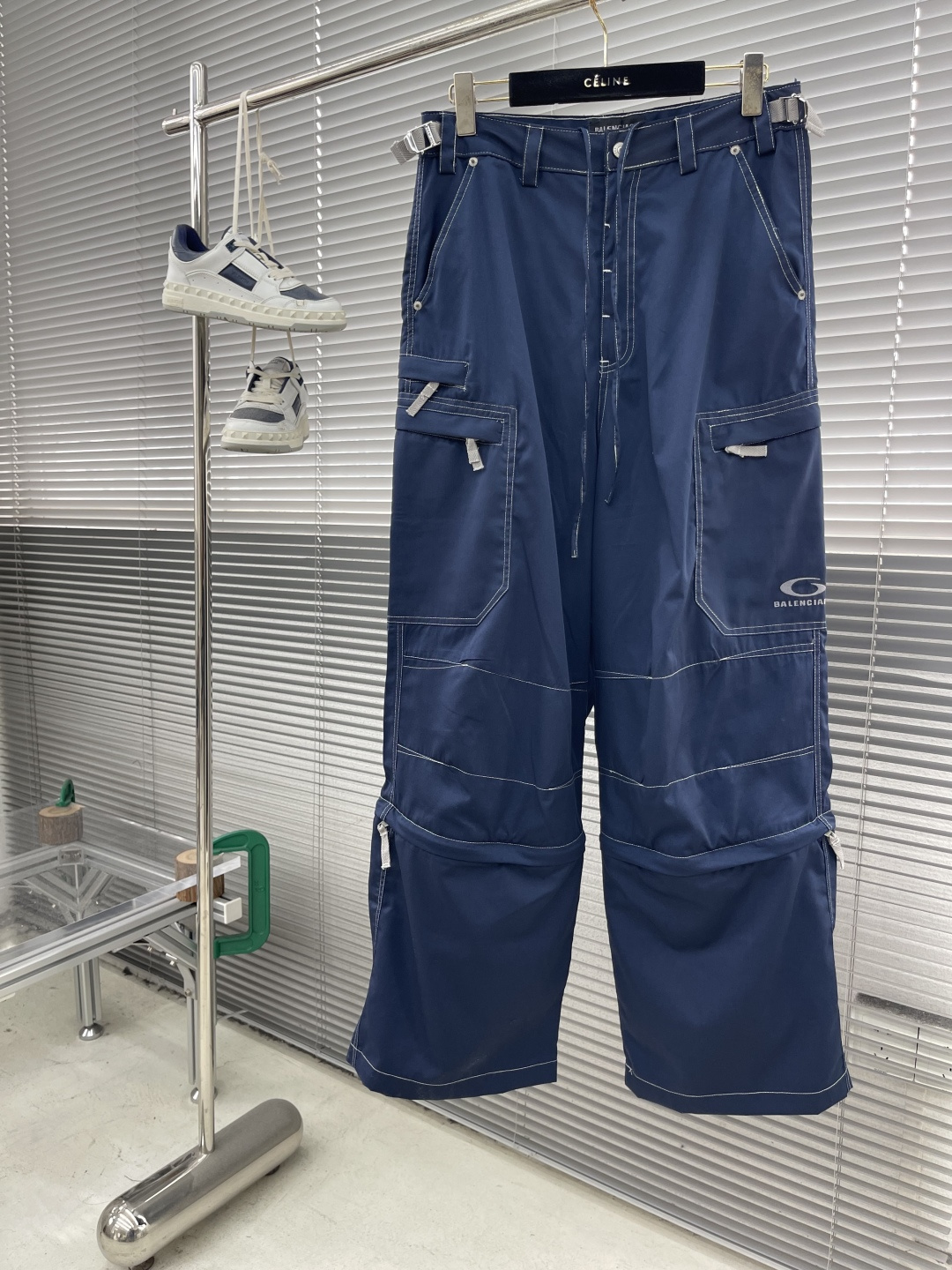 -Balenciag 刺绣多功能工装裤定制海韵儒蓝棉混斜纹绸料 卓越质感 舒适贴肤 深海之韵 型格独蕴 